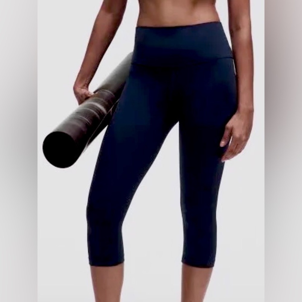 Lululemon Capri Leggings Cropped Mid Rise in Midnight Blue color Size 6